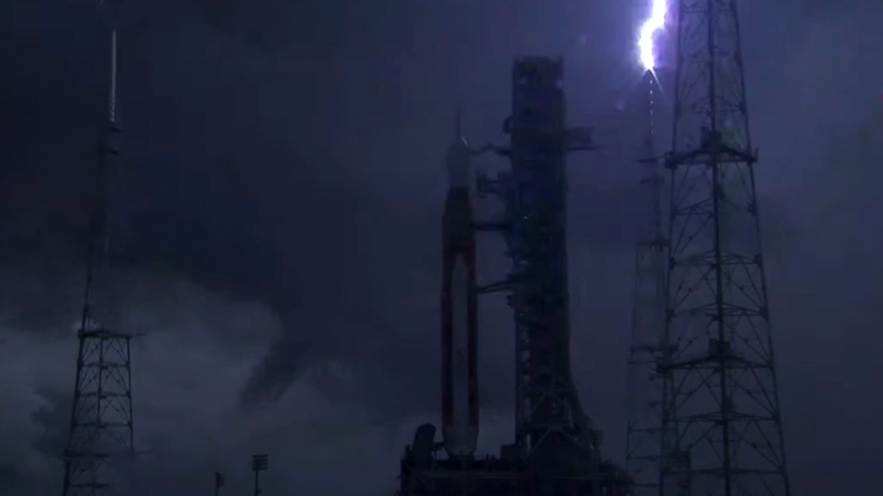 Lightning strikes Artemis 1 launch pad 2 days before liftoff (video)