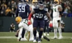 Derrick Henry runs and passes for TD as Titans send Packers deeper into trouble