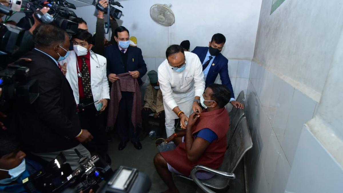 Deputy CM Brajesh Pathak's generosity, wearing his sadri to a shivering patient