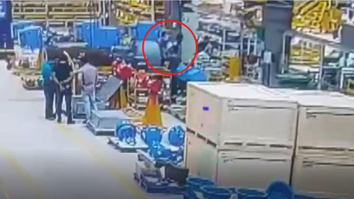 VIDEO: Machine cover fell on three laborers, one died