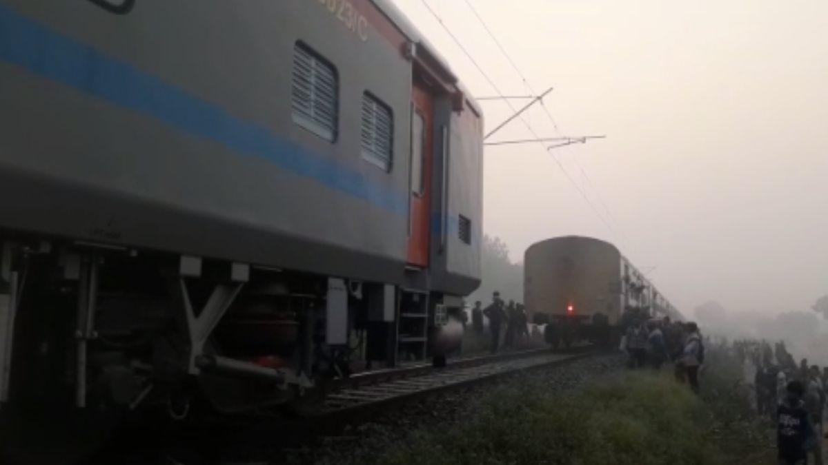 Coaches separated from moving train in Prayagraj, passengers narrowly escaped