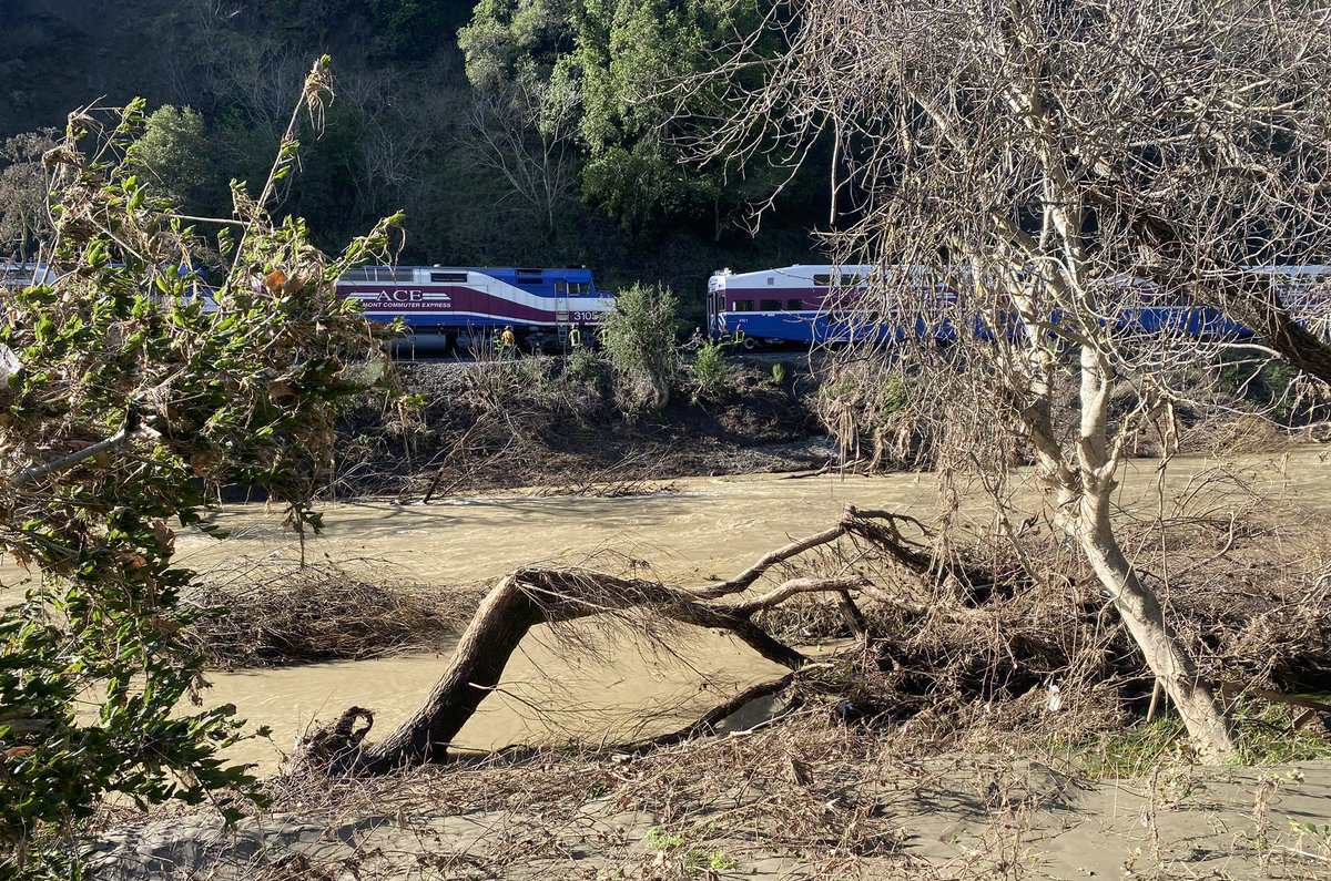 2nd mudslide in 2 days affects California commuter train