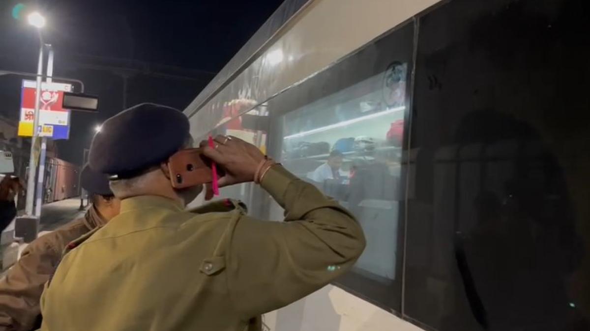 Stones pelted again on Vande Bharat Express in Bengal, train stopped at Bolpur station