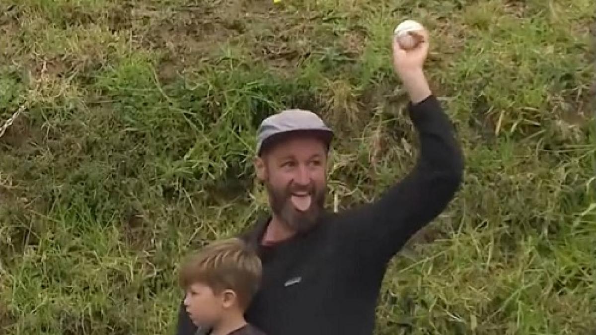 The father caught the catch with the child in his lap, the fielders also clapped, Video