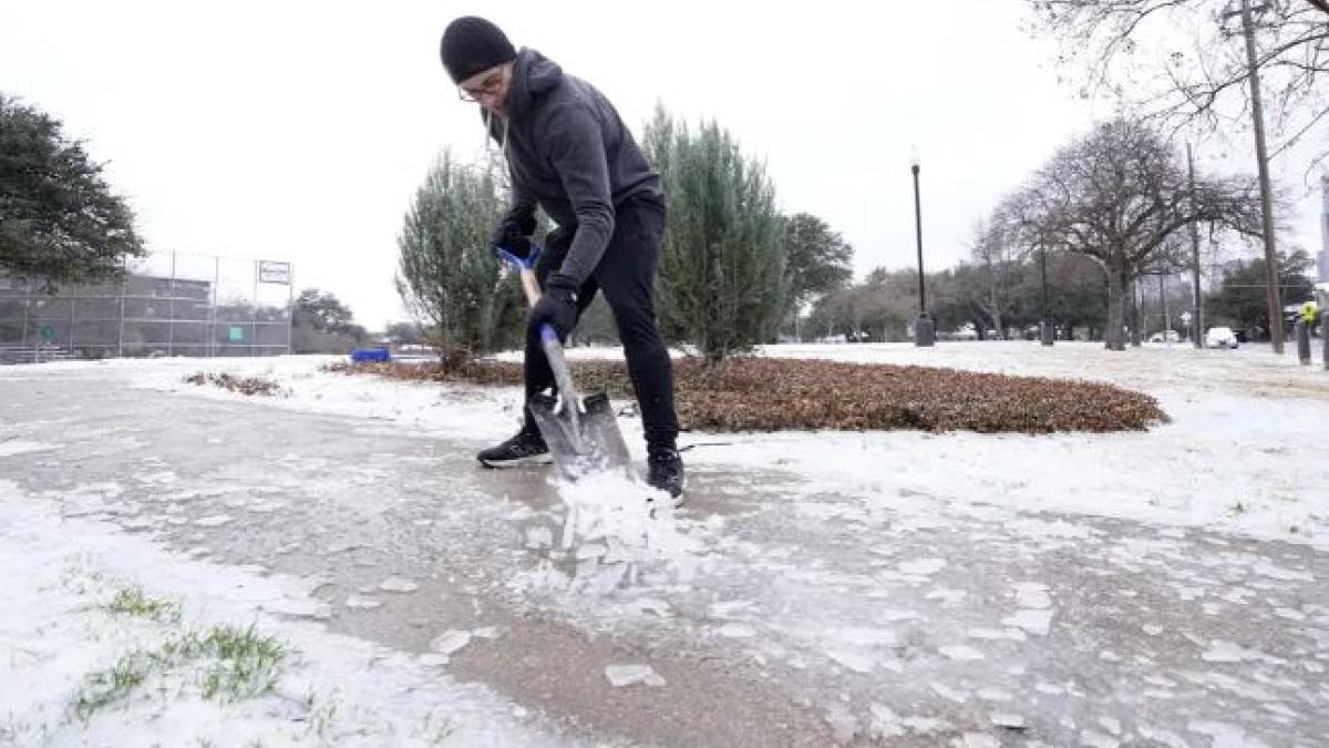 United States winter season storm triggers 3rd day of harmful, icy conditions; 2,300 flights cancelled