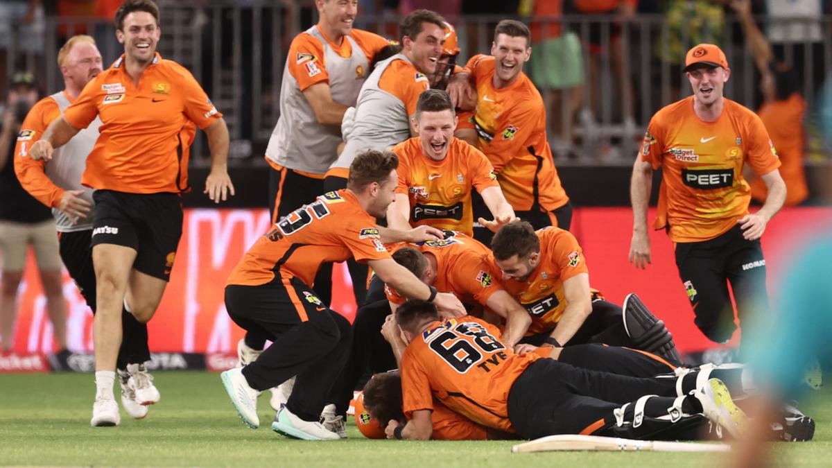 Teen Cooper Connolly the hero as Perth Scorchers win amazing Big Bash grand last