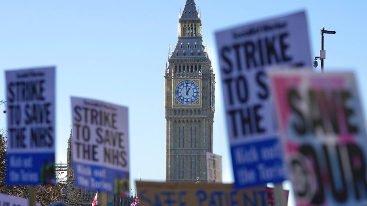 Junior medical professionals throughout England to go on strike over pay, burnout