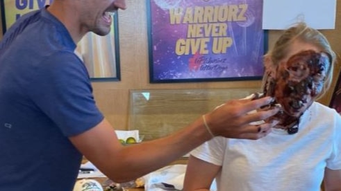 The face of the female player covered with cake, the husband had a lot of fun on the birthday