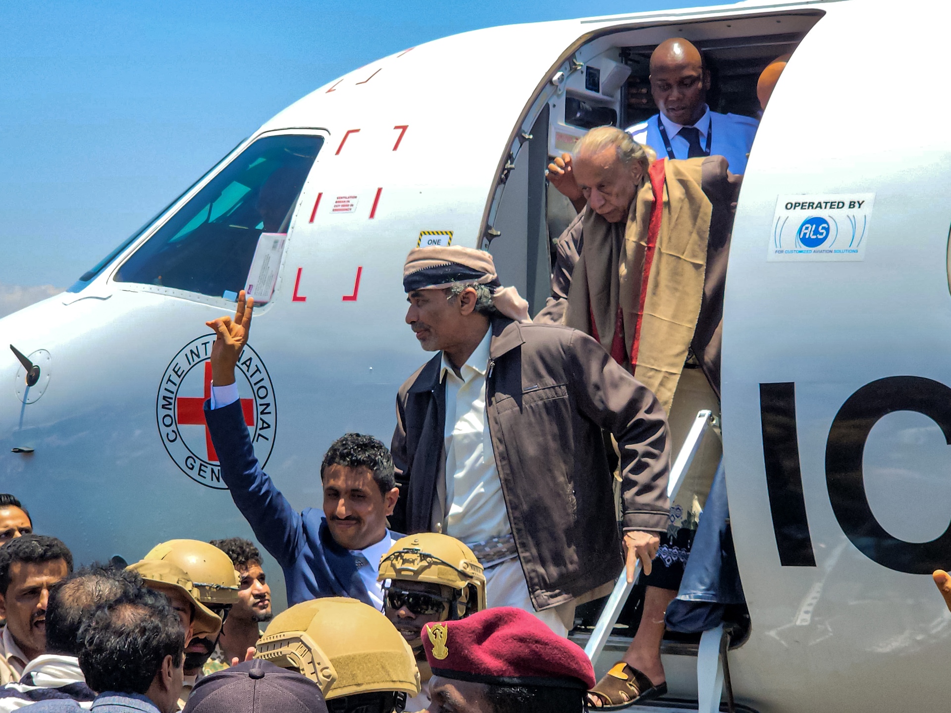 Lots of Yemeni rebels fly from Saudi Arabia in detainee swap
