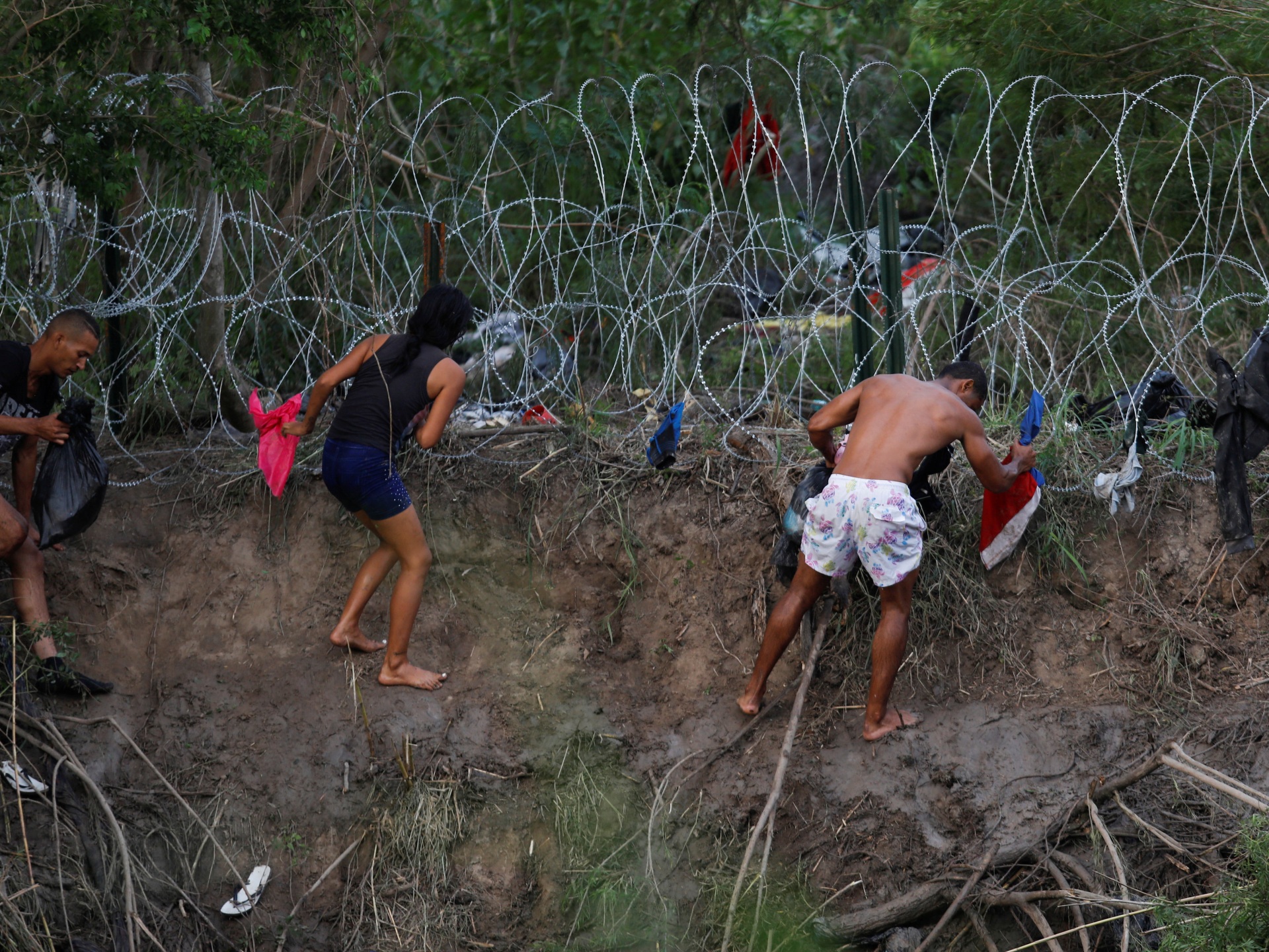 Confusion, deal with at US-Mexico border as Title 42 officially ends