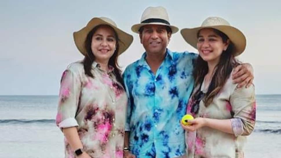 Sachin Tendulkar Plays Cricket With Daughter Sara Tendulkar And Wife Anjali, See PIC here