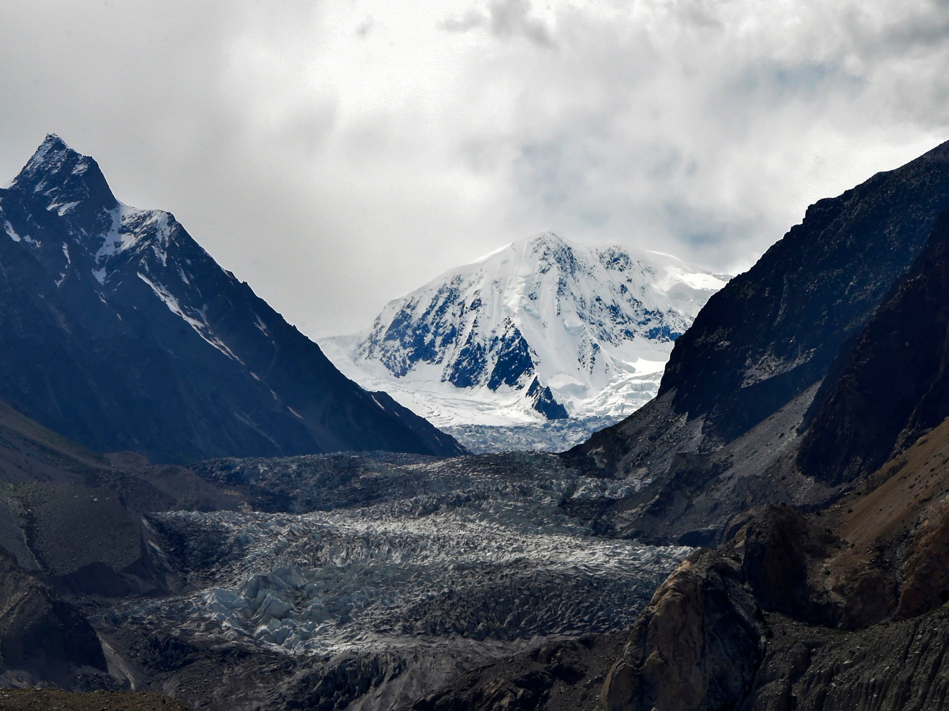 A minimum of 11 eliminated in Pakistan avalanche