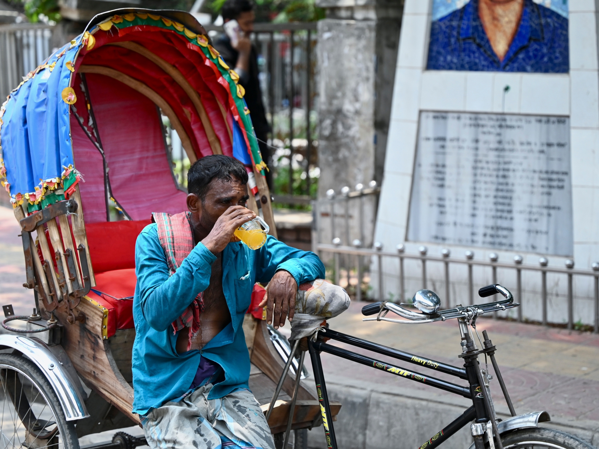 Bangladesh suffers long power cuts in the middle of worst heatwave in years