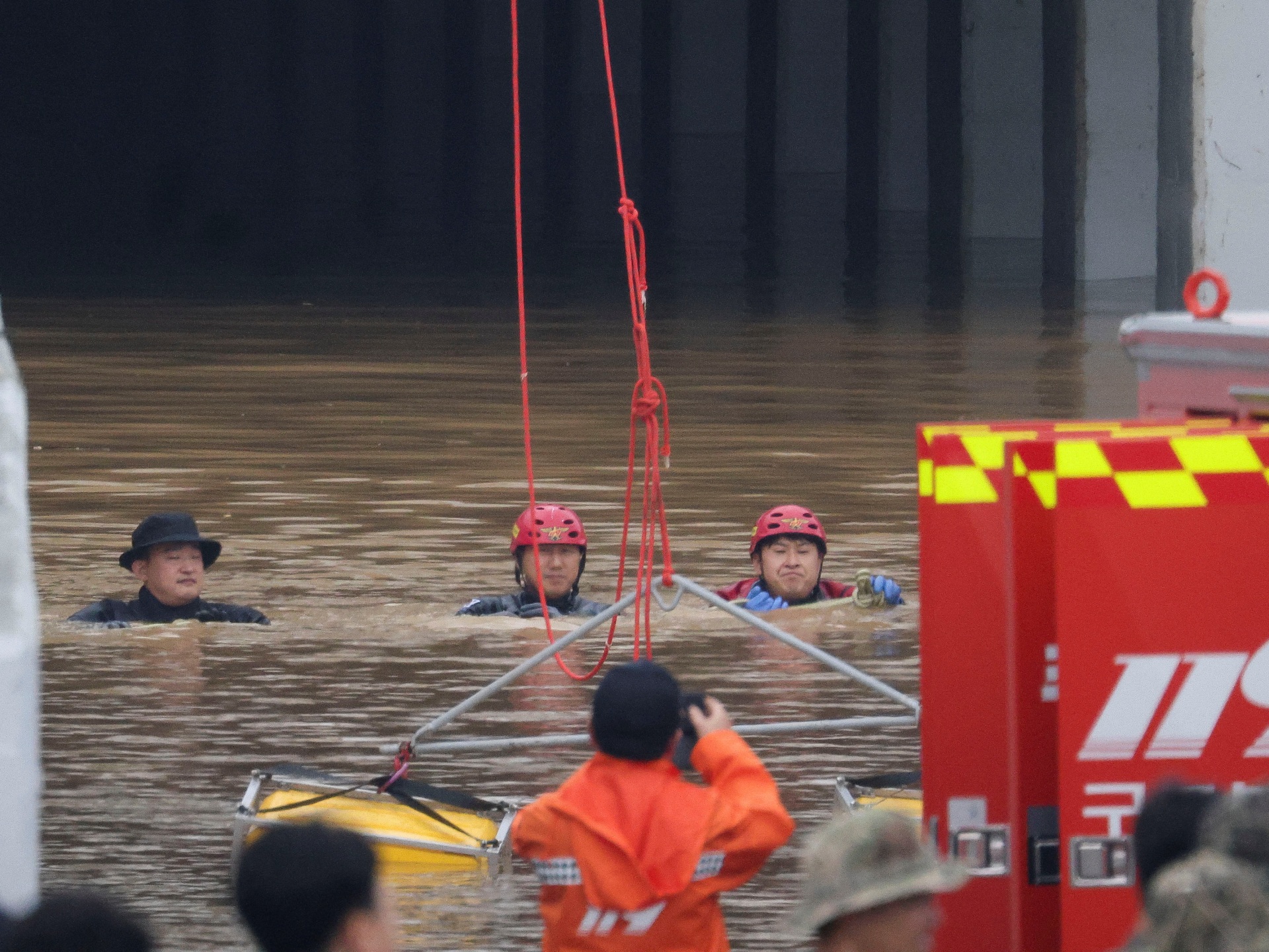 Lots of dead in S Korea as flash floods trap 15 cars in tunnel