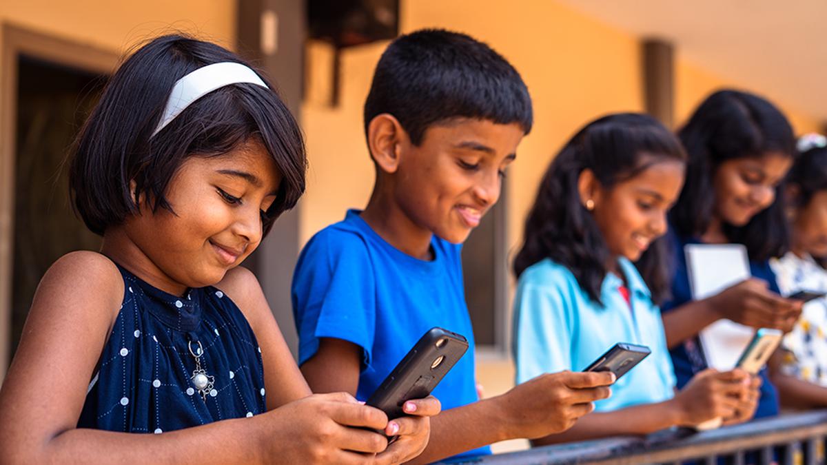 UNESCO backs prohibiting mobile phones from schools