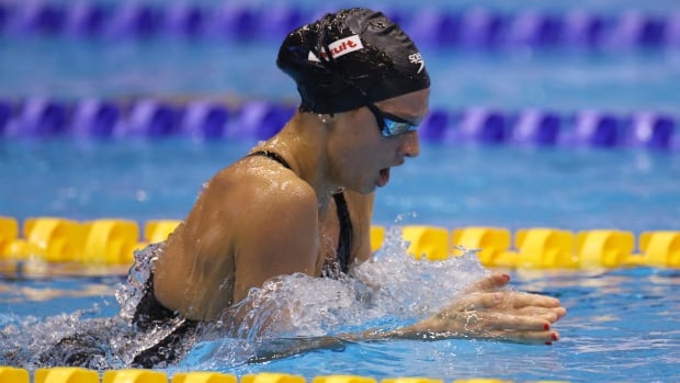 Summertime McIntosh wins gold in 400m IM, ends up being just Canadian swimmer with 4 world titles