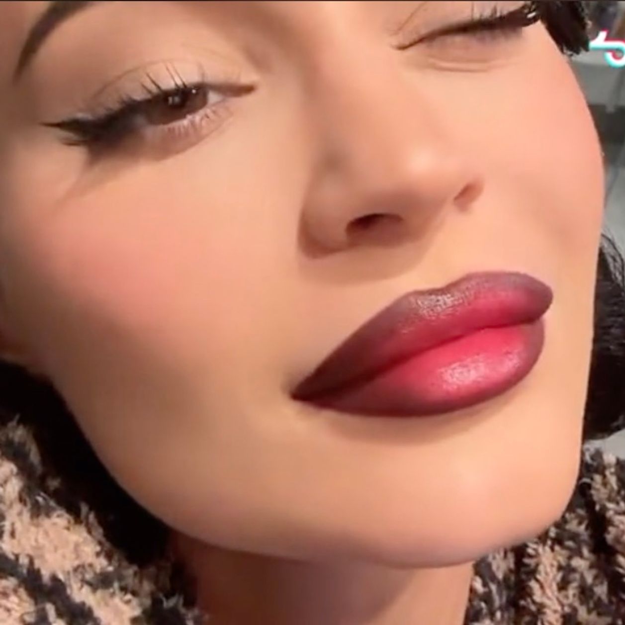 ‘Cherry Cola Lips’ el maquillaje de Kylie Jenner que ahora se hace viral en Tik Tok