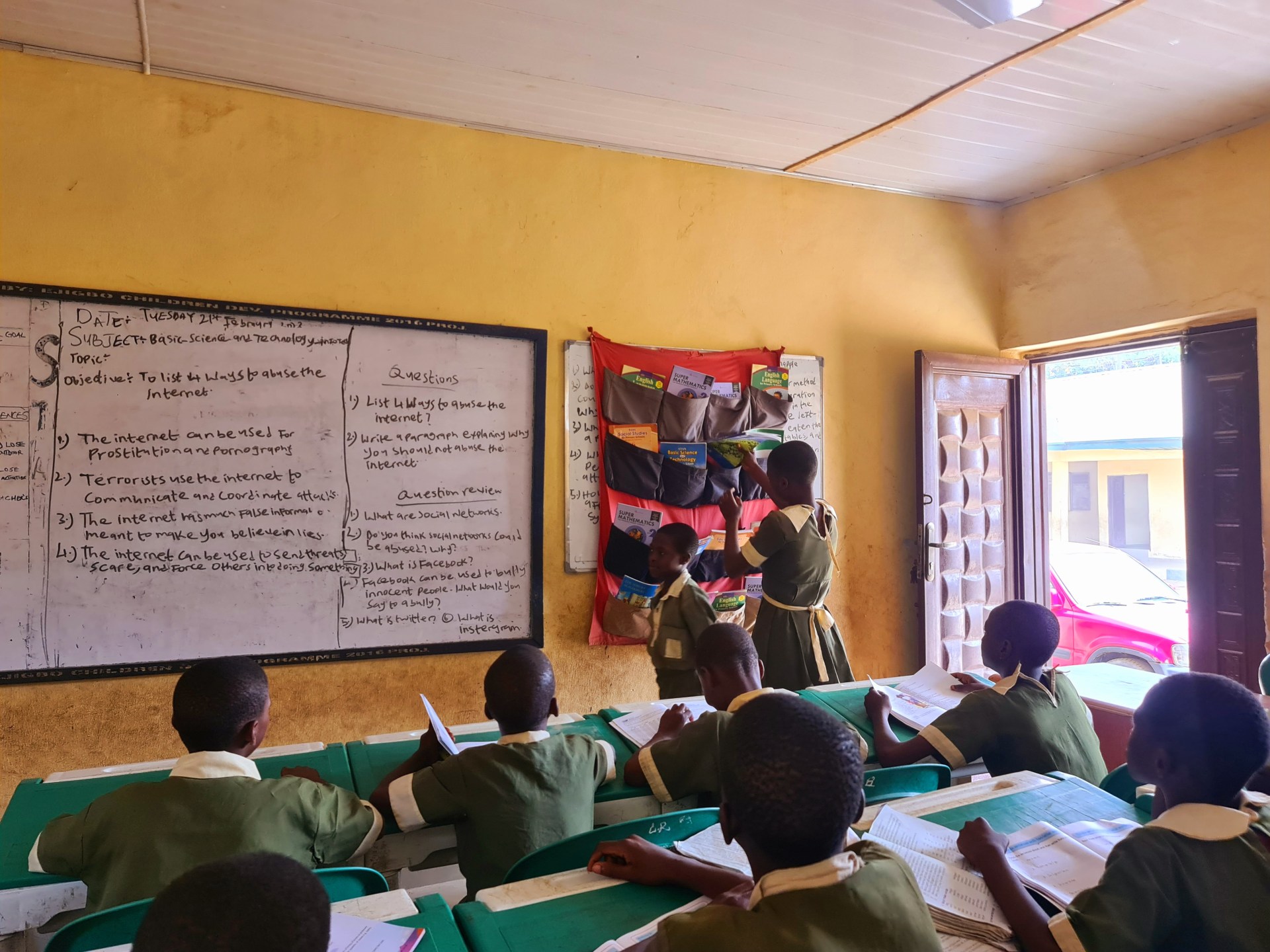 The ‘hanging libraries’ of Nigeria: How a book drive is amazing students