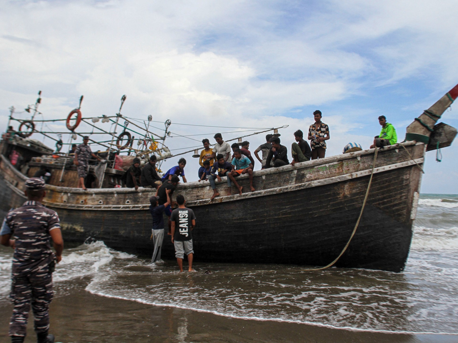 A minimum of 17 dead as boat bring Rohingya refugees sinks in Bay of Bengal