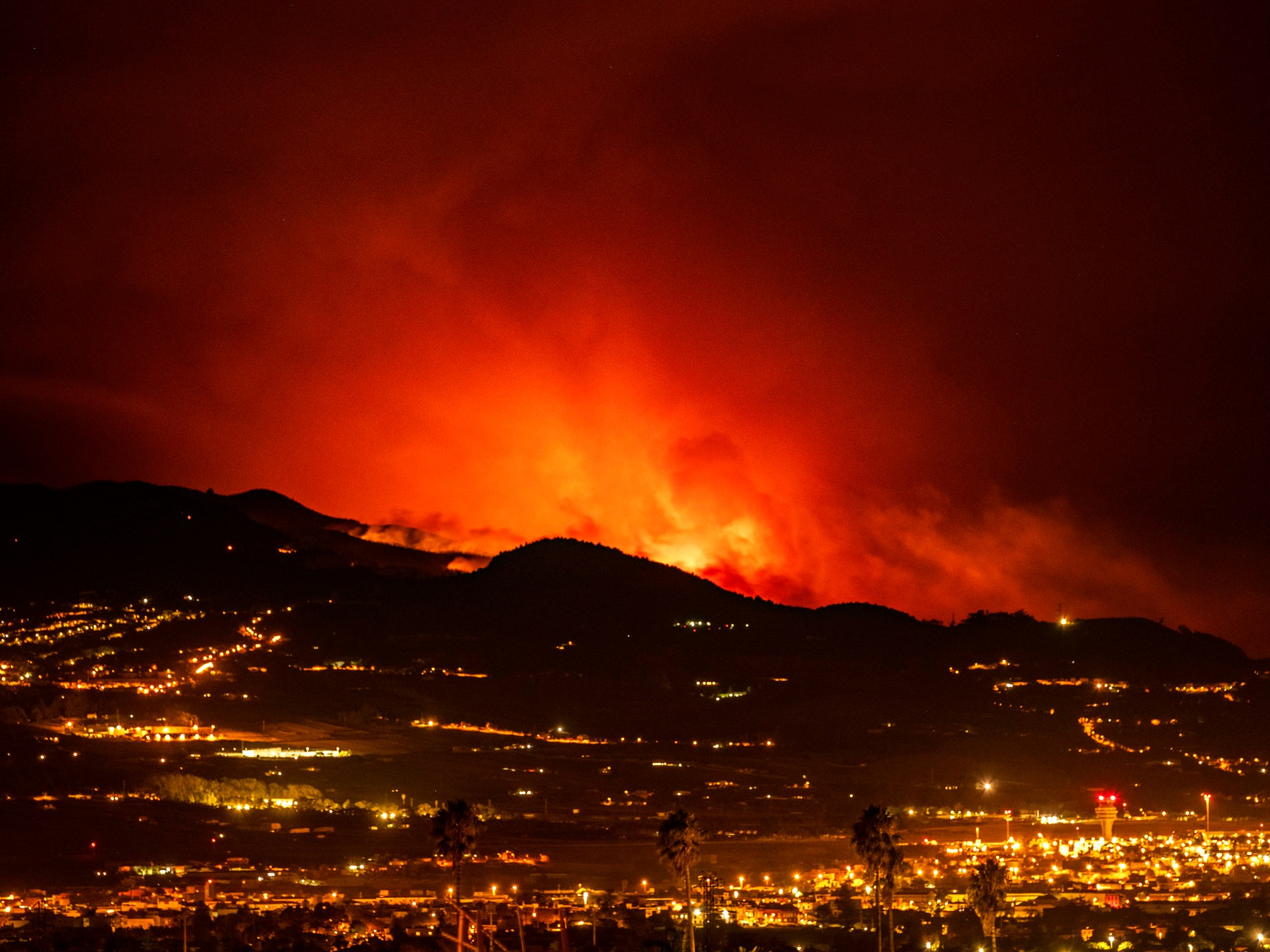 Thousands left as fires rage in Tenerife in Spain’s Canary Islands