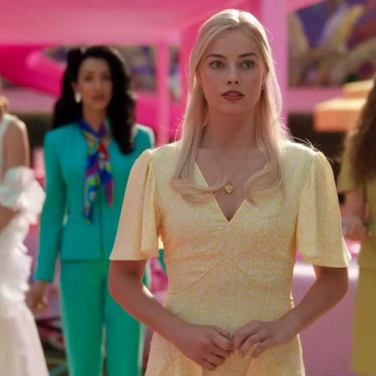 El secreto detrás del vestido amarillo que lleva Margot Robbie en la escena last de Barbie