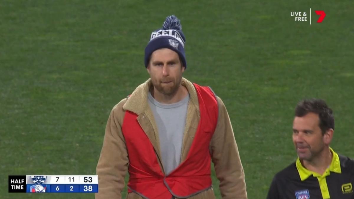 Geelong premiership hero Tom Lonergan surprises previous colleagues in half-time Auskick function