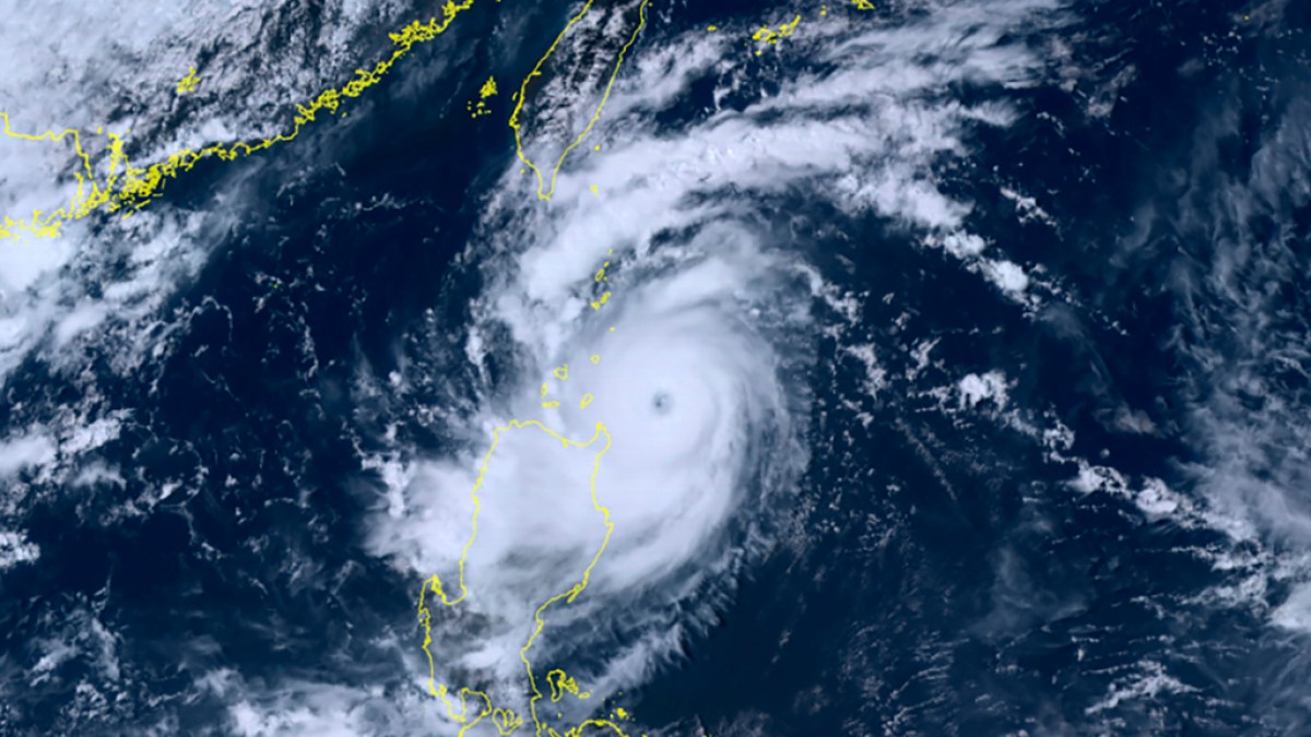 Hong Kong premises flights, shuts schools as extremely Typhoon Saola nears