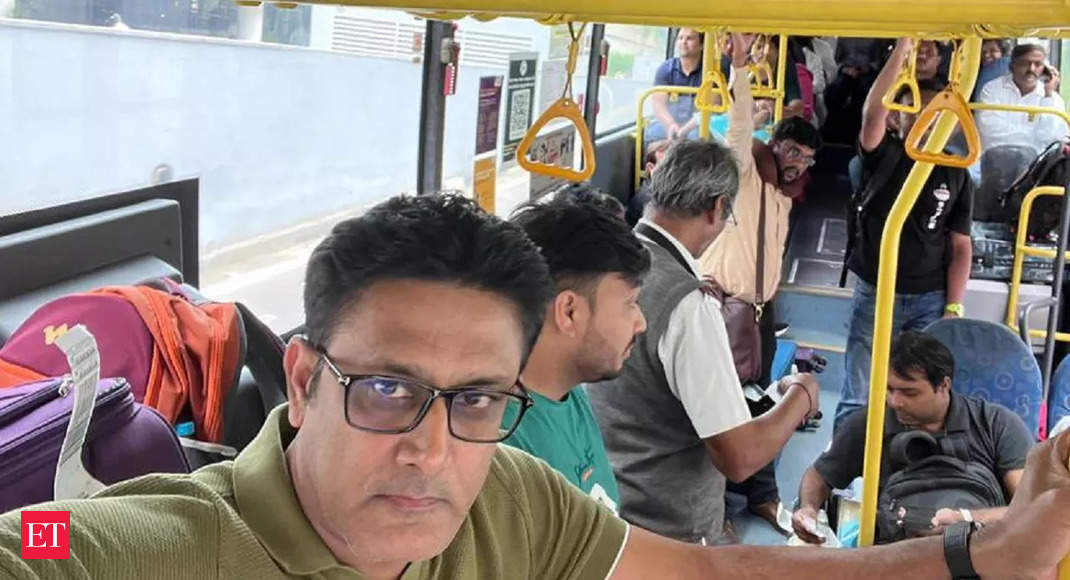 Previous legandary cricketer Anil Kumble takes a trip by regional bus due to vehicle, taxi strike