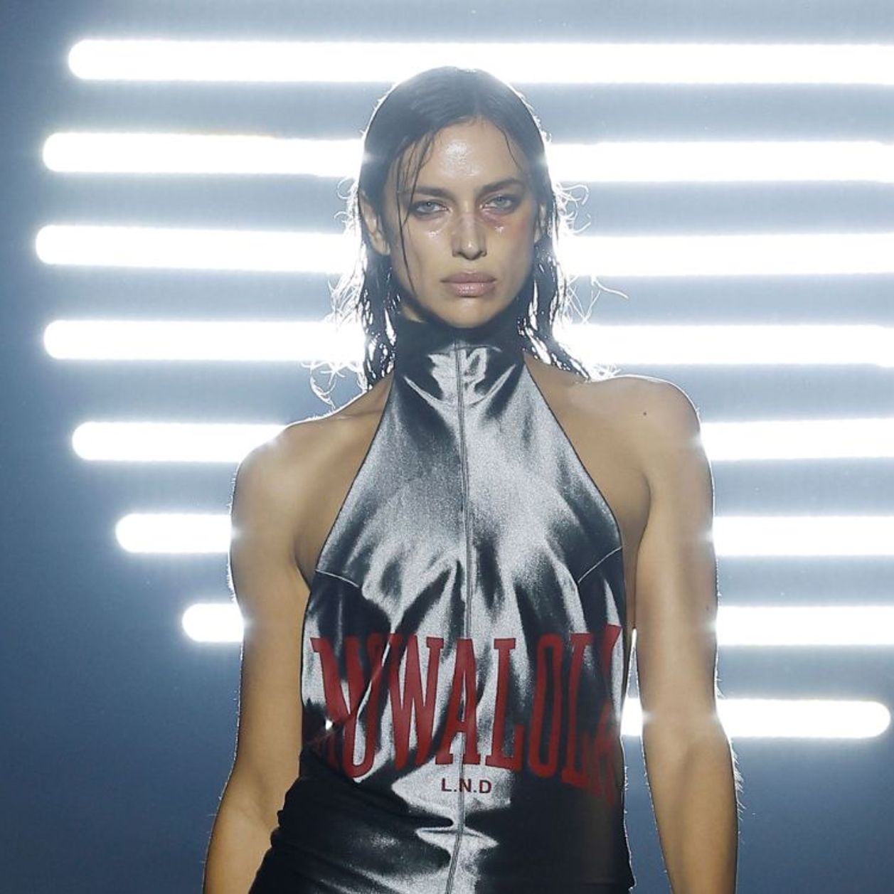 Irina Shayk protagoniza el desfile más polémico del London Fashion Week primavera-verano 2024