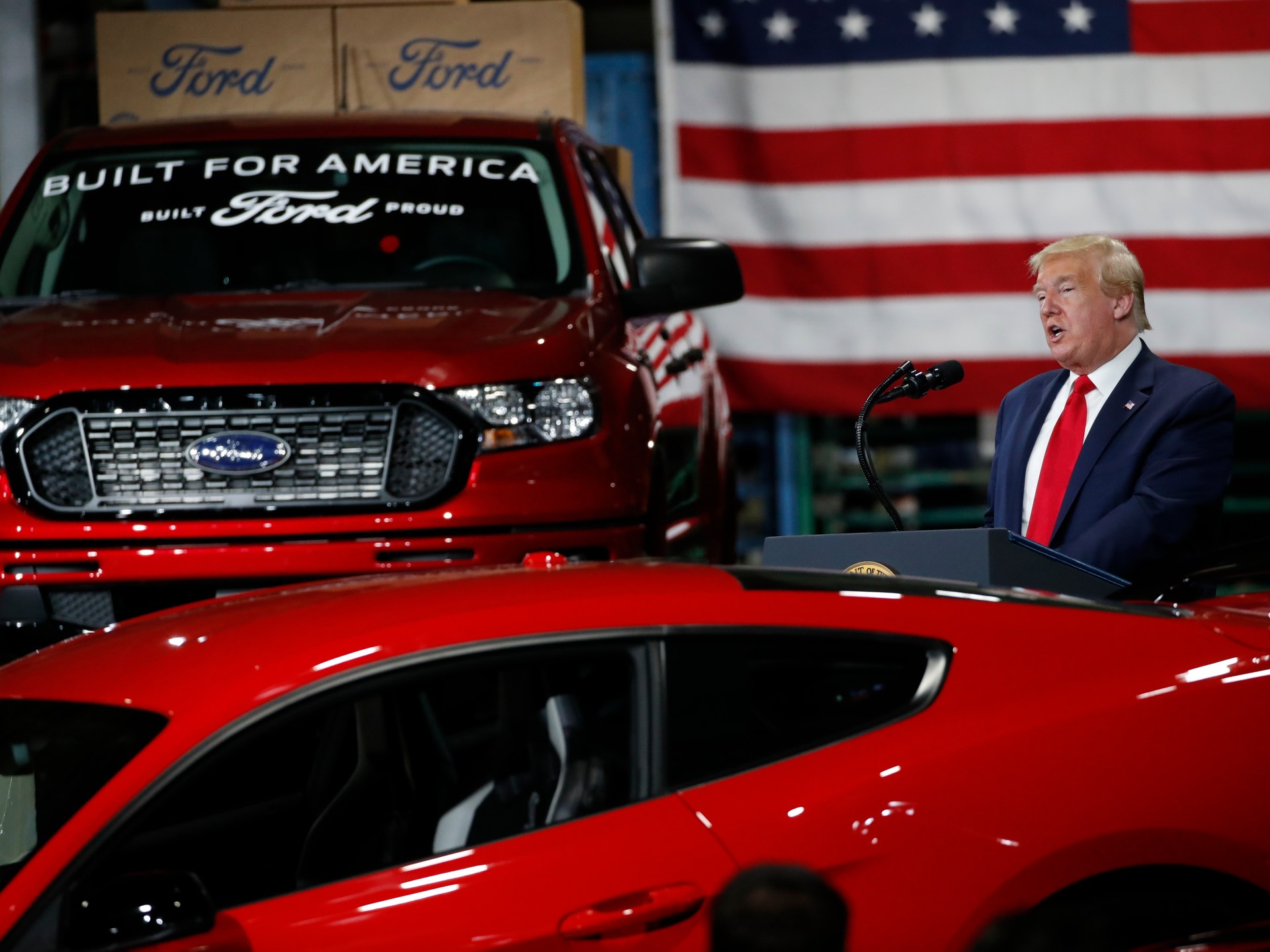 Trump sees Michigan autoworkers a day after Biden, increase 2024 race