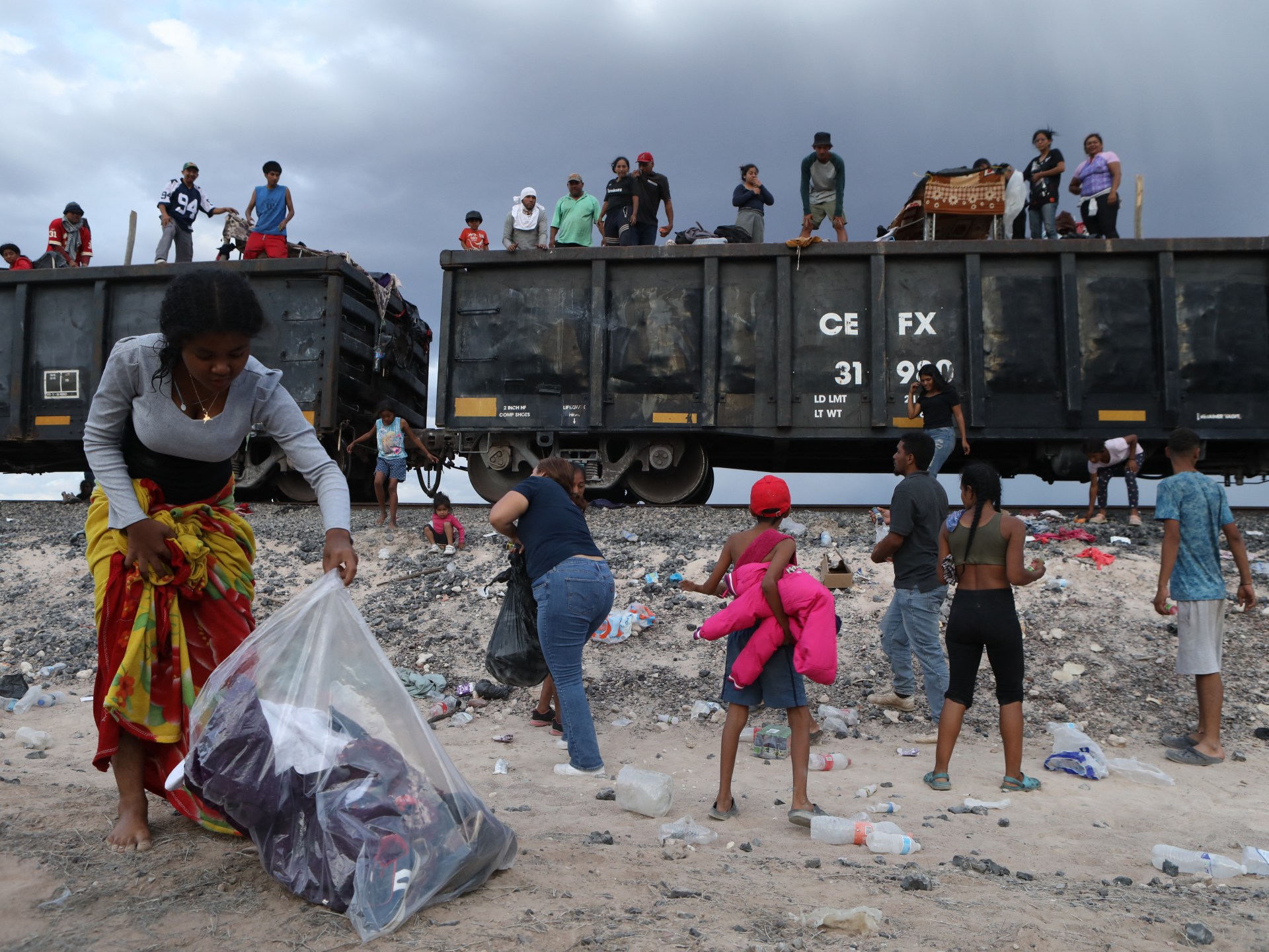 Train browsing through Mexico, imagining a brand-new life in the United States