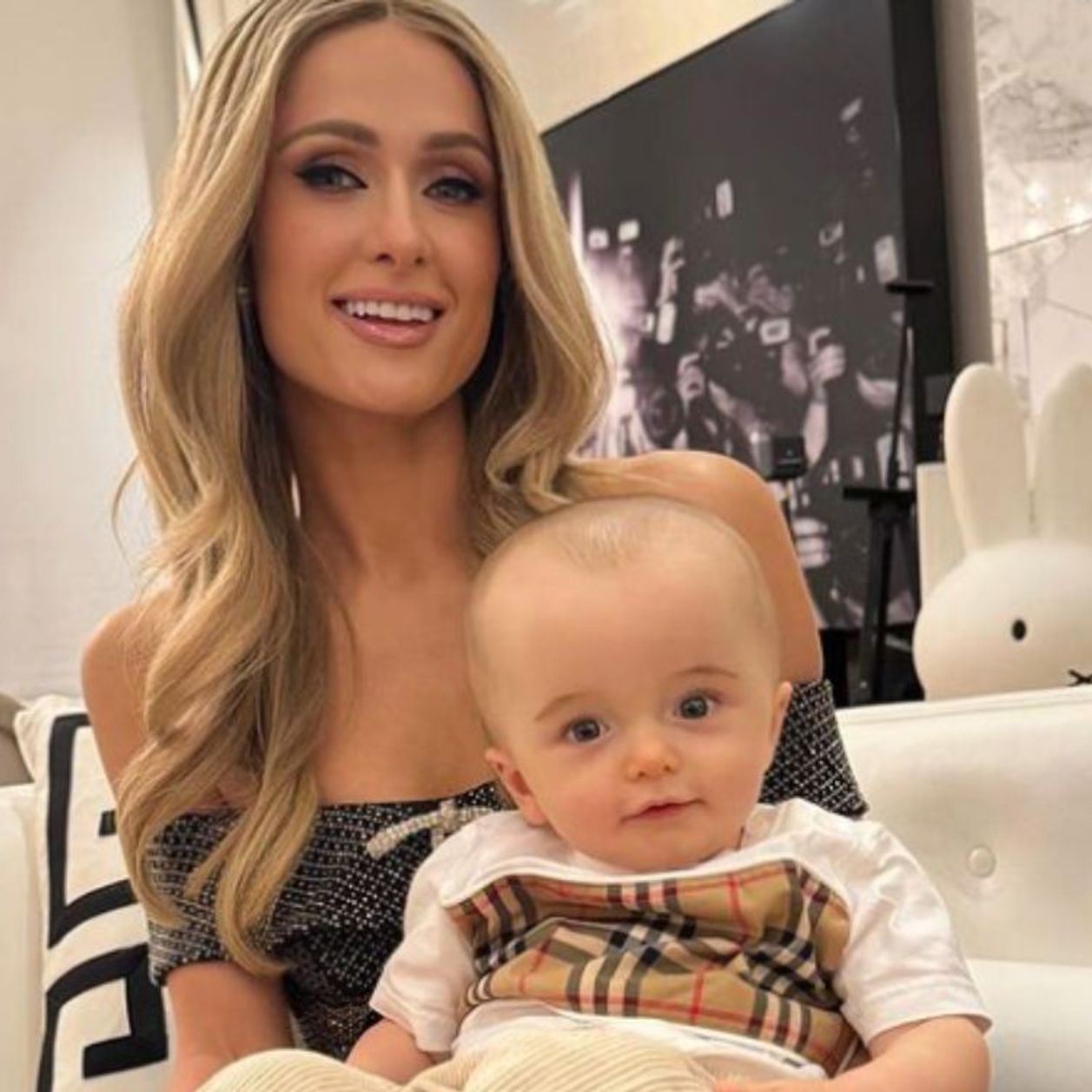 Paris Hilton defiende a su hijo de críticas en línea por su apariencia