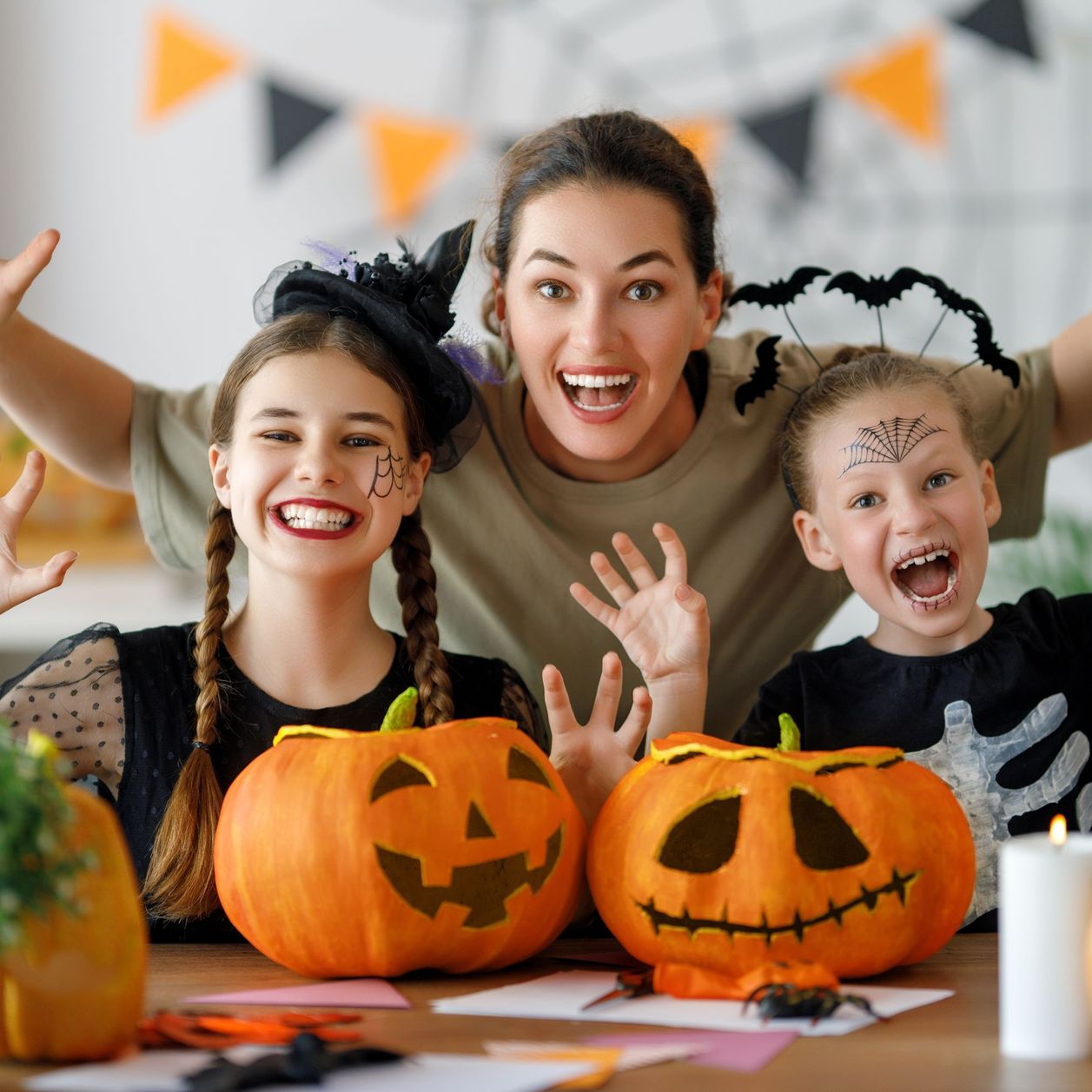 Concepts terroríficamente divertidas para una noche de Halloween en familia