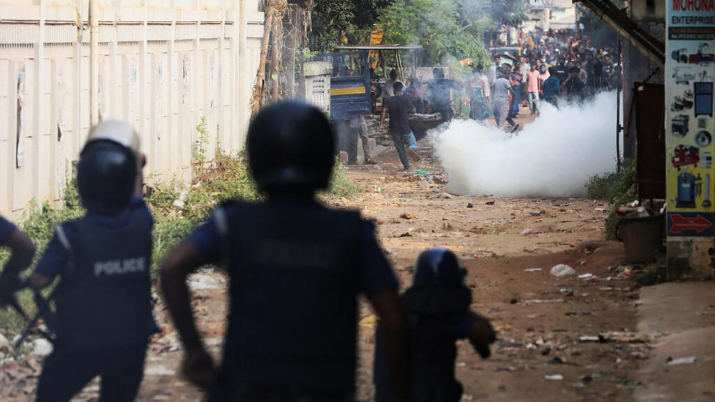 Striking Bangladesh garment employees encounter cops as factories resume