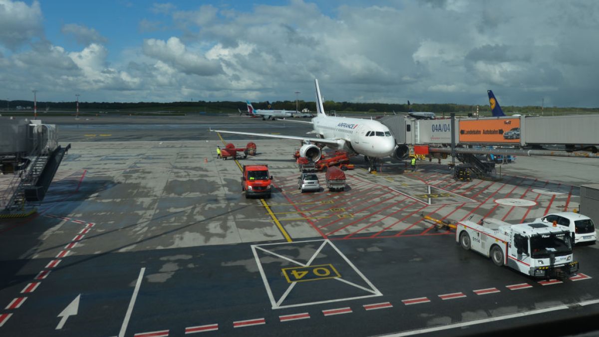 Hamburg airport closed after armed guy breaches security