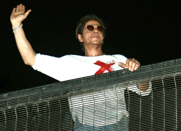 Mumbai Police detain 3 individuals for taking cellphones of Shah Rukh Khan fans outside Mannat