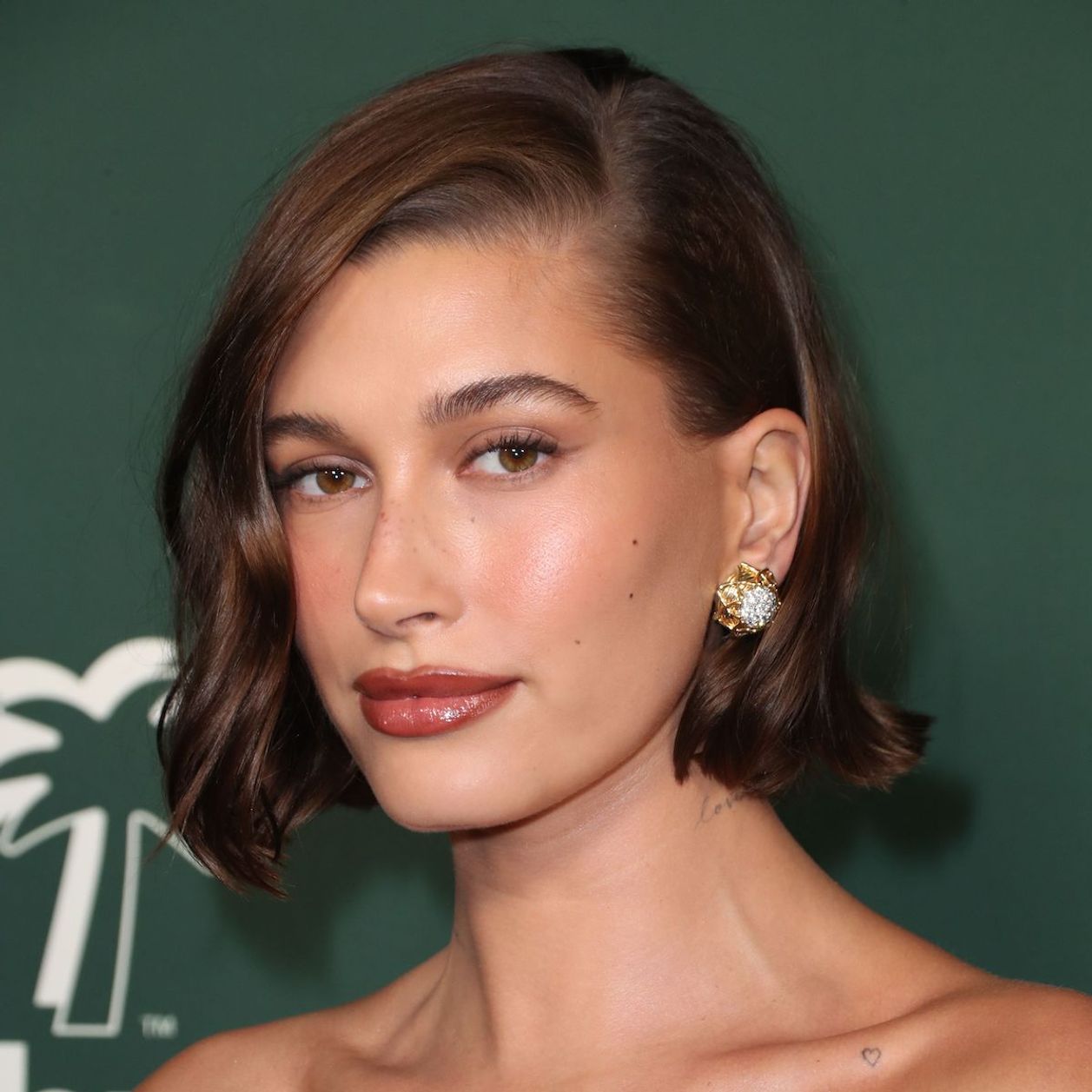 Hailey Bieber enseña su maquillaje navideño inspirado en “Cascanueces” para su cumpleaños número 27