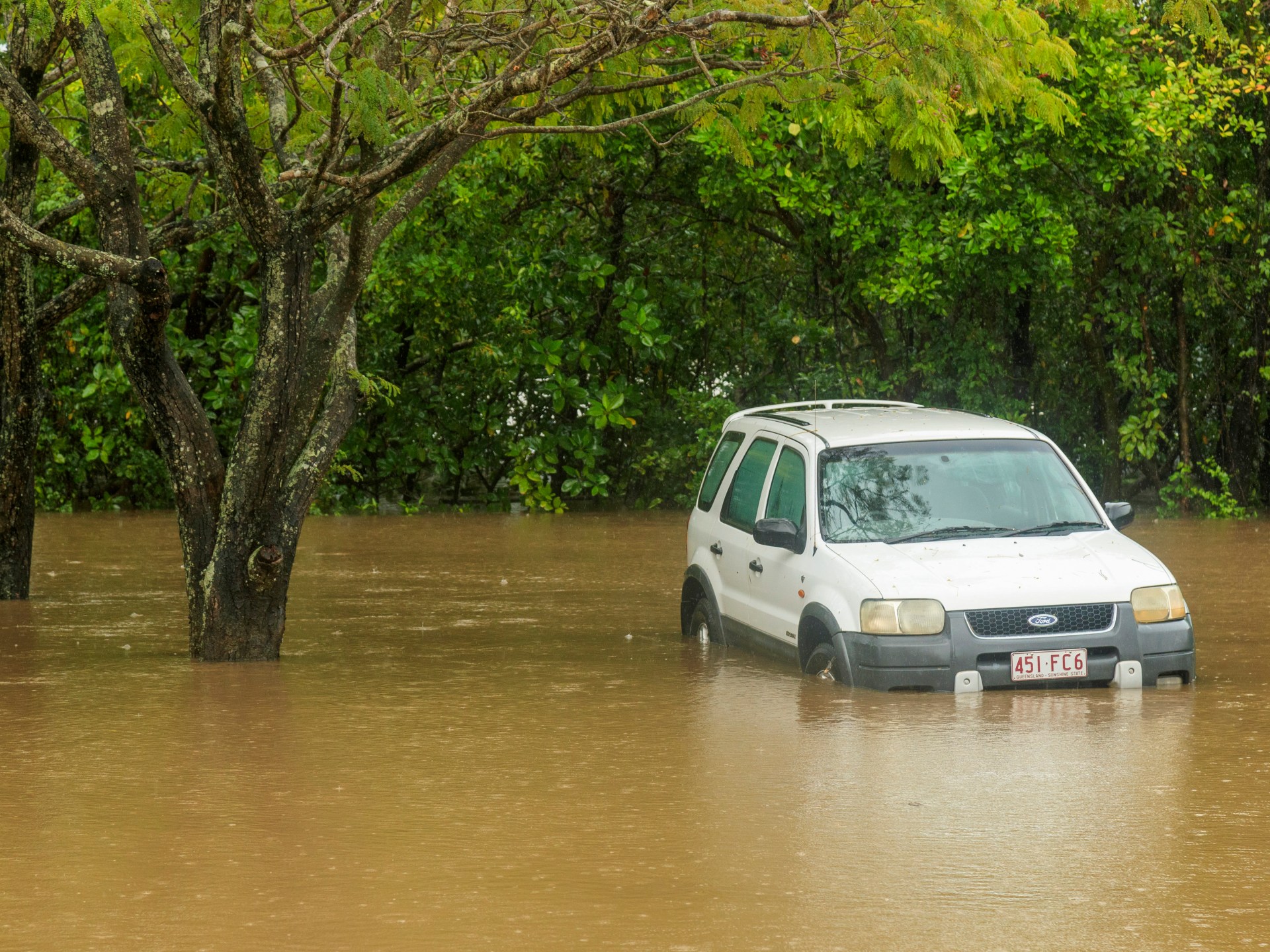 Hundreds left as floods wreck northeastern Australia