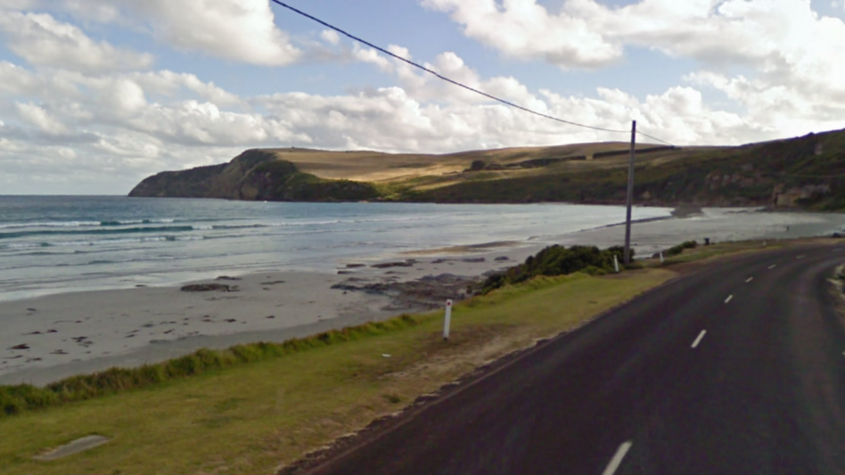 Desperate look for teenage kid swept rocks at Victorian blowhole