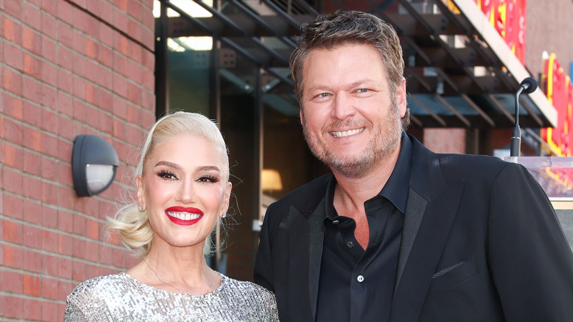 Gwen Stefani’s boys tower over stepdad Blake Shelton in un-missable household Christmas picture