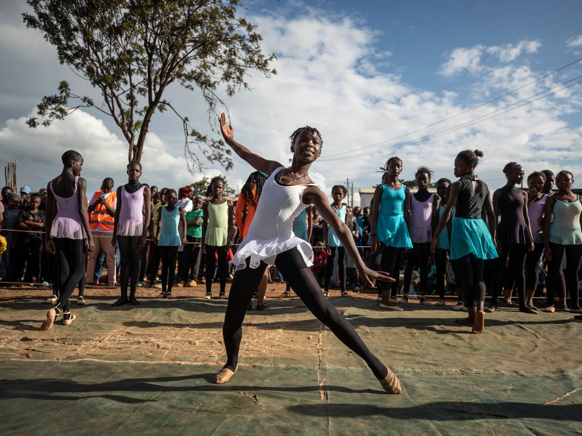 Young Kenyan ballet dancers phase early Christmas efficiency