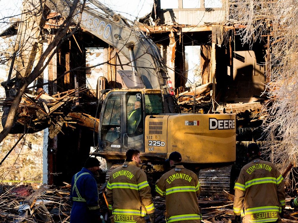 Fire ruins home along Saskatchewan Drive: ‘It’s so unfortunate’