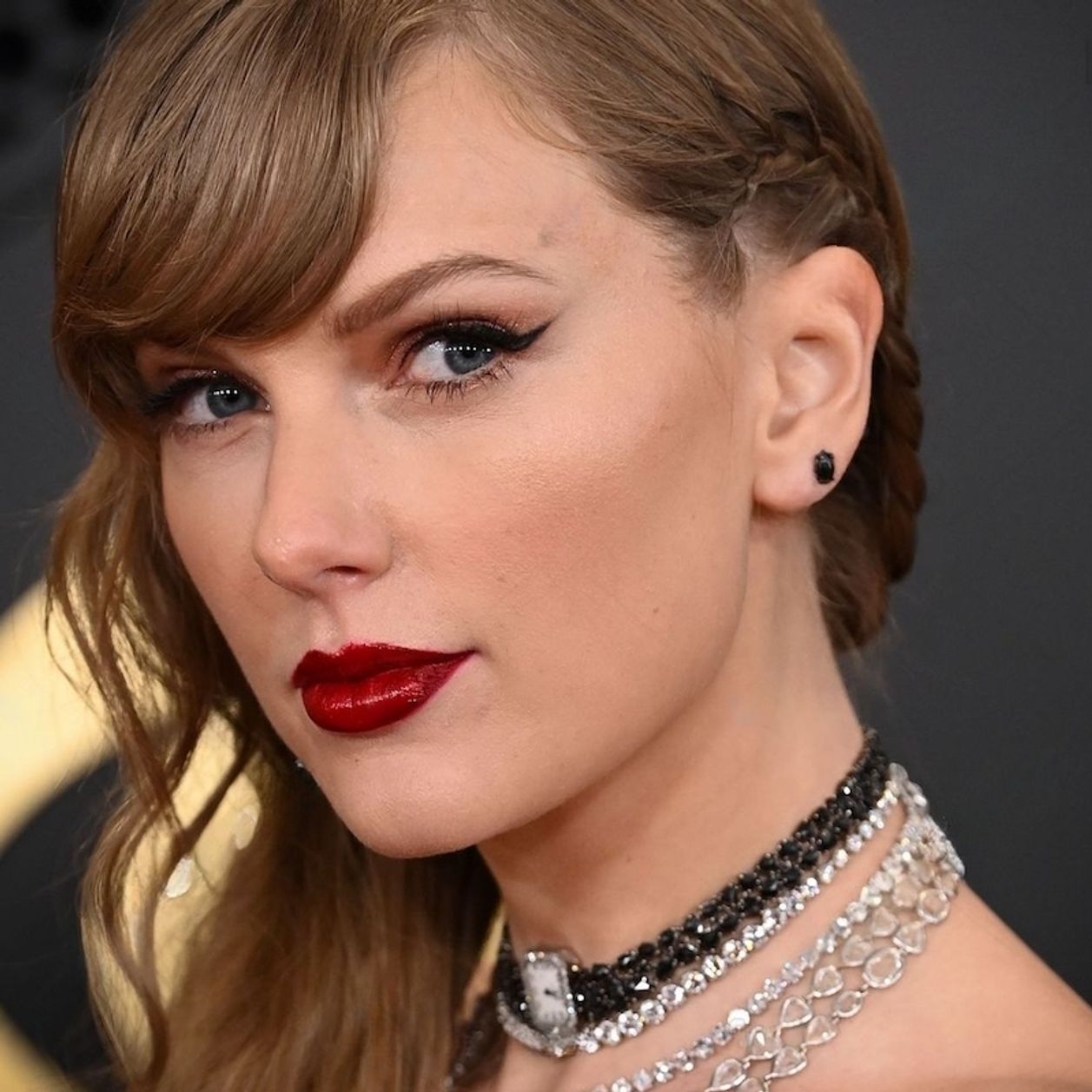 Mirada felina a lo Taylor Swift: Consigue el delineado ‘mob spouse’ de los Grammy 2024