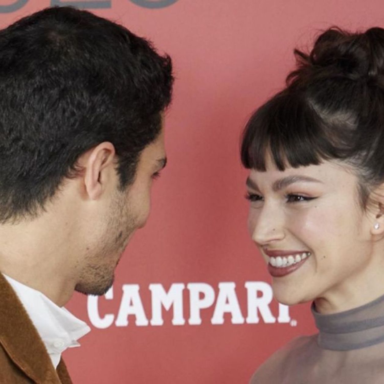 Úrsula Corberó recibe premio a mejor actriz de televisión con un look lencero y en la compañía de su pareja, Chino Darín