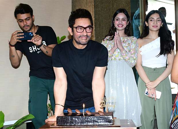 Aamir Khan commemorates 59th birthday with Laapataa Ladies group; states “Agar mujhe present dena hai, toh iss movie ki ek ticket le lijiye”