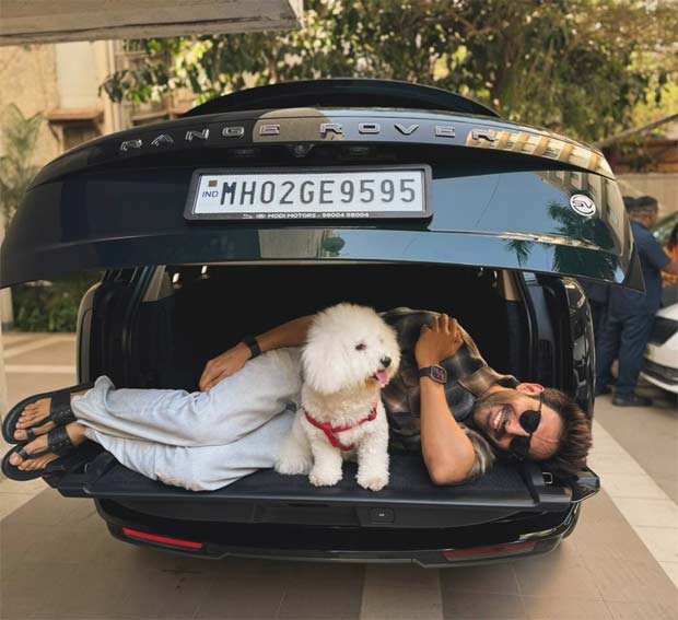 Kartik Aaryan purchases a brand-new trendy glamorous trip Range Rover SV worth Rs. 6 crore, shares brand-new picture with family pet canine Katori