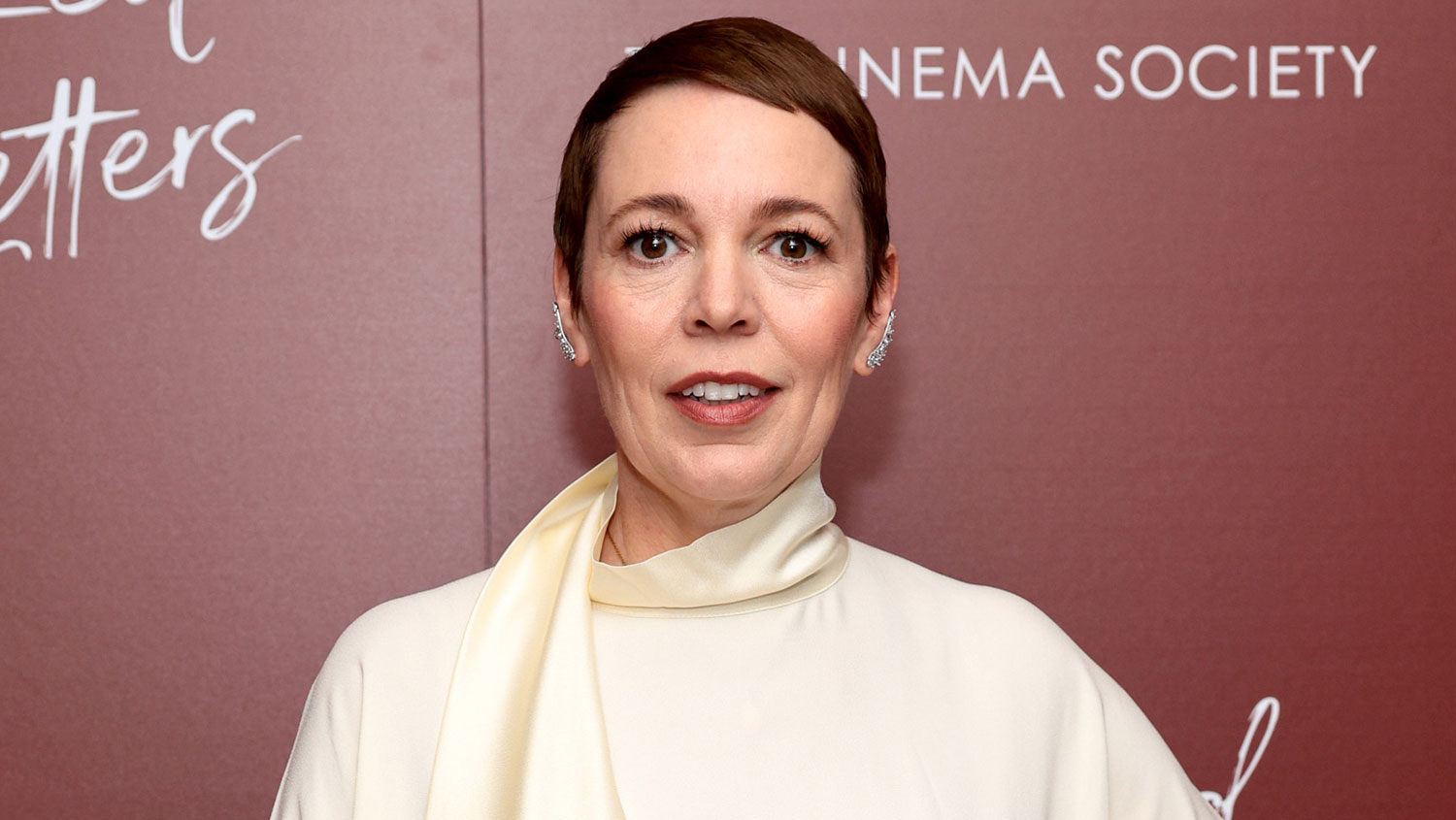 Olivia Colman On Pay Disparity In Hollywood: “If I Was Oliver Colman, I ‘d Be Earning A F *** Of A Lot More Than I Am”