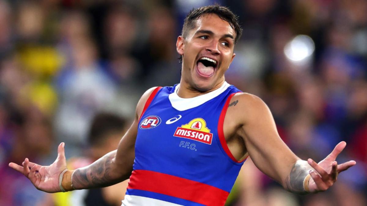 Western Bulldogs obliterate Richmond Tigers to alleviate pressure on coach Luke Beveridge