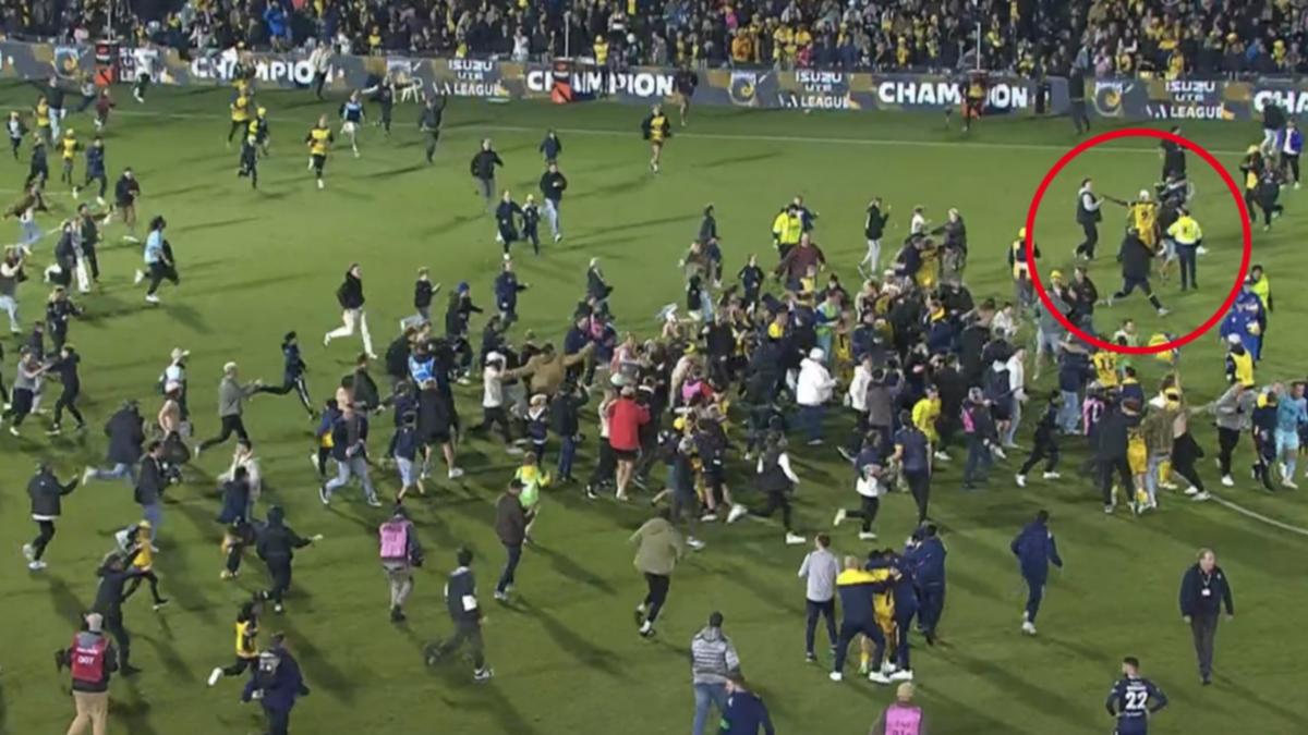 Amazing minute Central Coast fans commemorate Mariners’ A-League champion