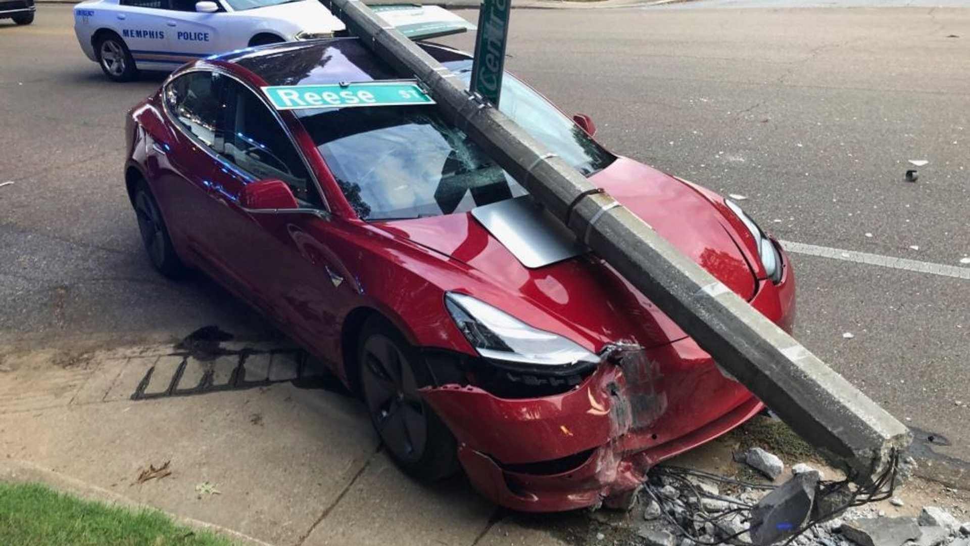 Tesla Suddenly Caught Fire, Owner Must Sign Confidentiality Agreement for Compensation